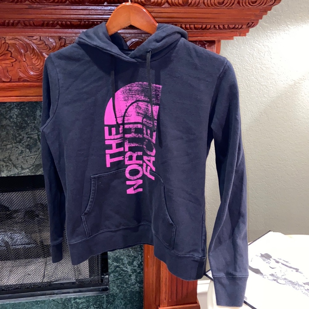 1021 The North Face women’s hoodie size medium
